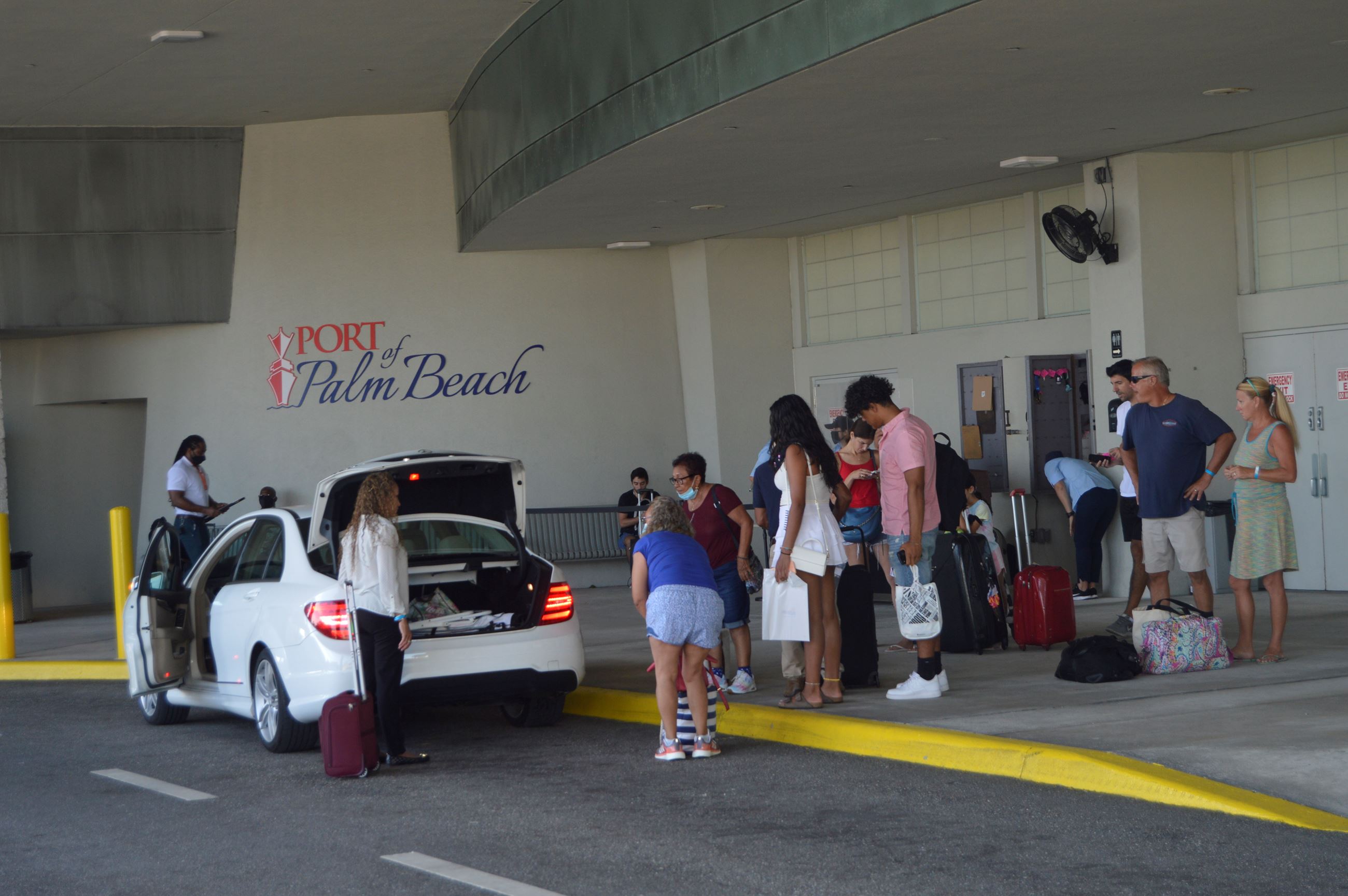 Passengers arrive at port 